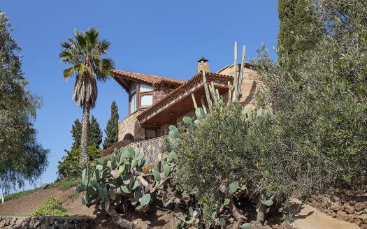 FANTASTIC RURAL VILLA IN ARONA