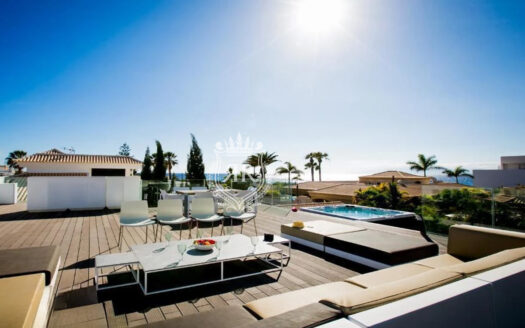 PREMIUM LONG-TERM LEASE: SOPHISTICATED MODERN VILLA IN PALM MAR