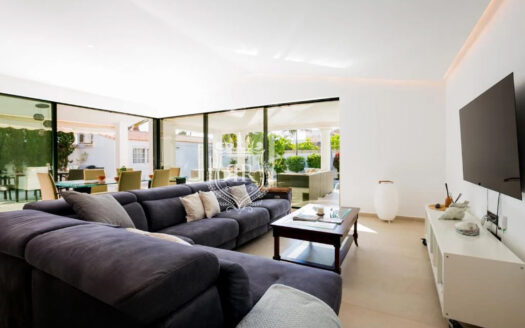 PREMIUM LONG-TERM LEASE: SOPHISTICATED MODERN VILLA IN PALM MAR